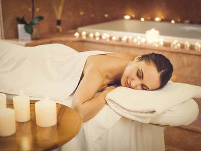 donna distesa su un lettino in spa