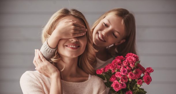 figlia e mamma con mazzo di fiori