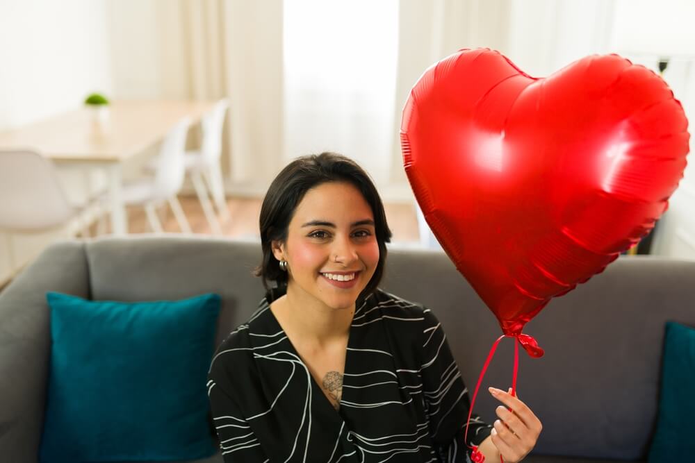 donna felice con palloncino a forma di cuore