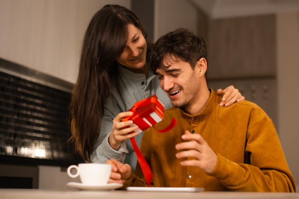 sorella consegna regalo al fratello