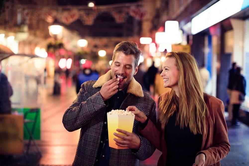 moglie e marito mentre mangiano popcorn
