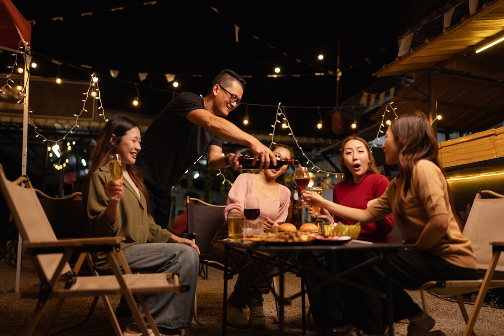 amici a tavola insieme