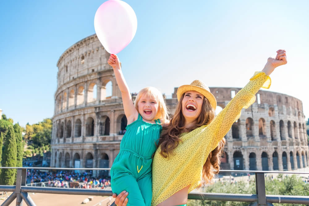 mamma e figlia davanti al colosseo a roma