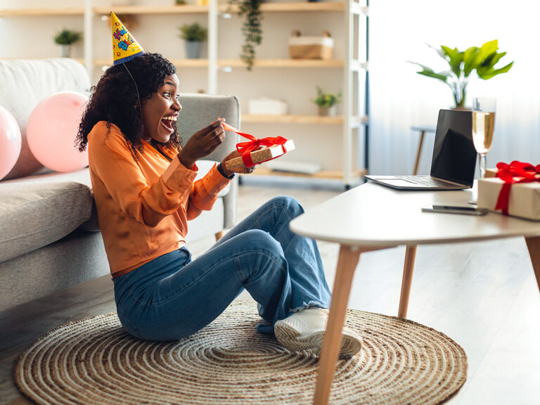 donna scarta regalo in videochiamata