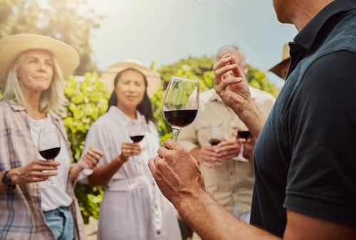debutants degustant du vin