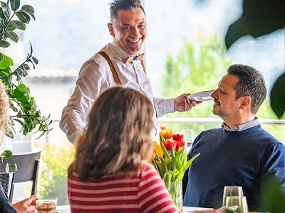 marito e moglie a cena in un ristorante