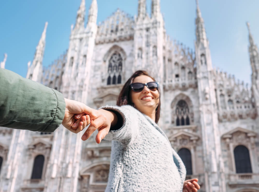 mamma felice davanti al duomo di milano