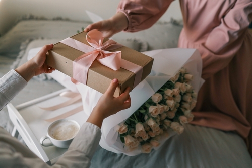 scambio pacchetto regalo con fiori