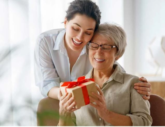 figlia dona un pacchetto regalo alla mamma