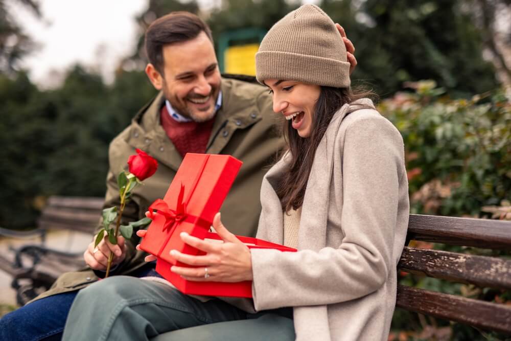 donna scarta regalo di san valentino