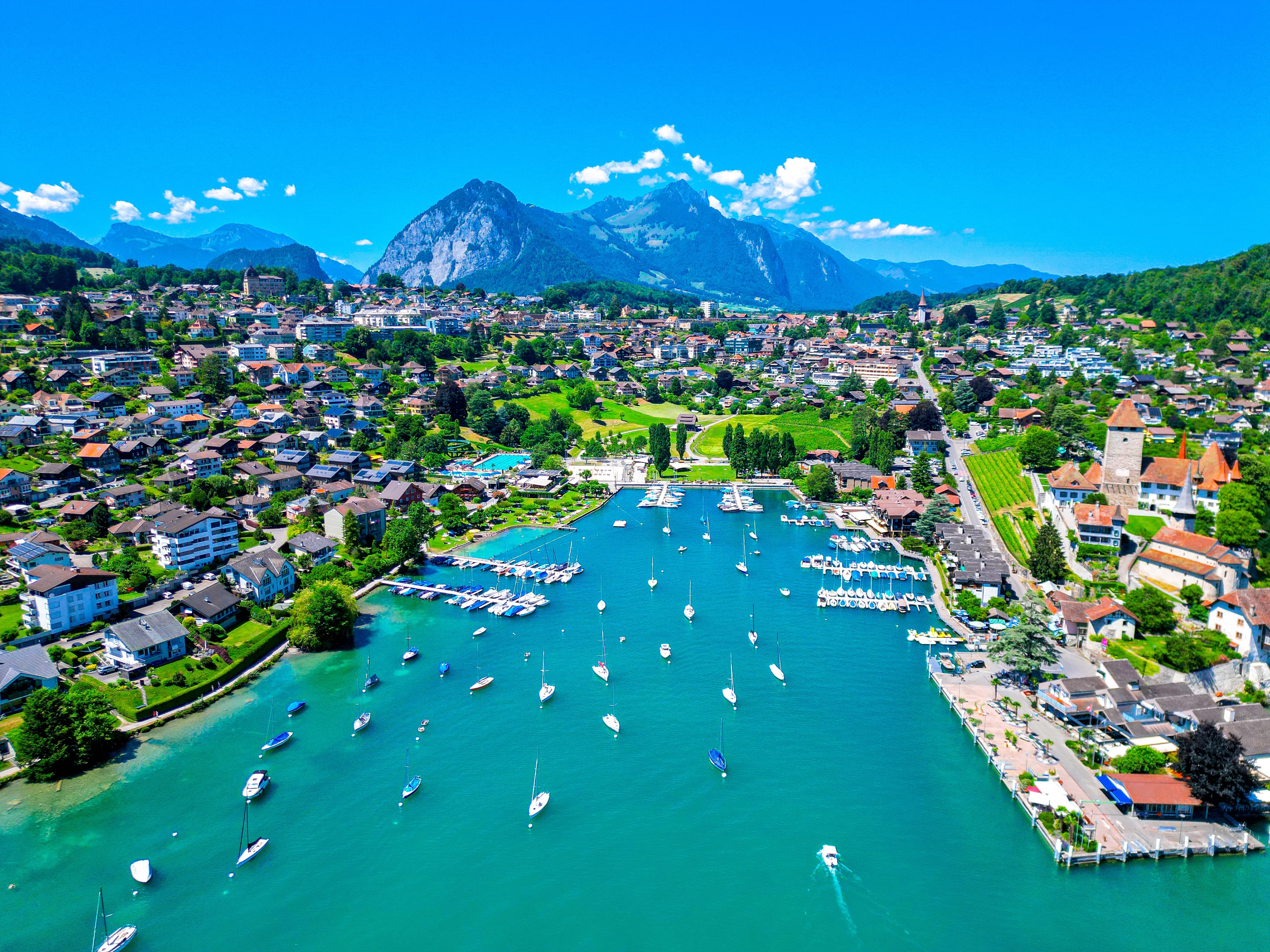 Vue Aérienne du château de Spiez sur les rives du lac de Thoune dans le canton suisse de Berne, en Suisse, avec des yachts élégants ancrés paisiblement sur le lac.