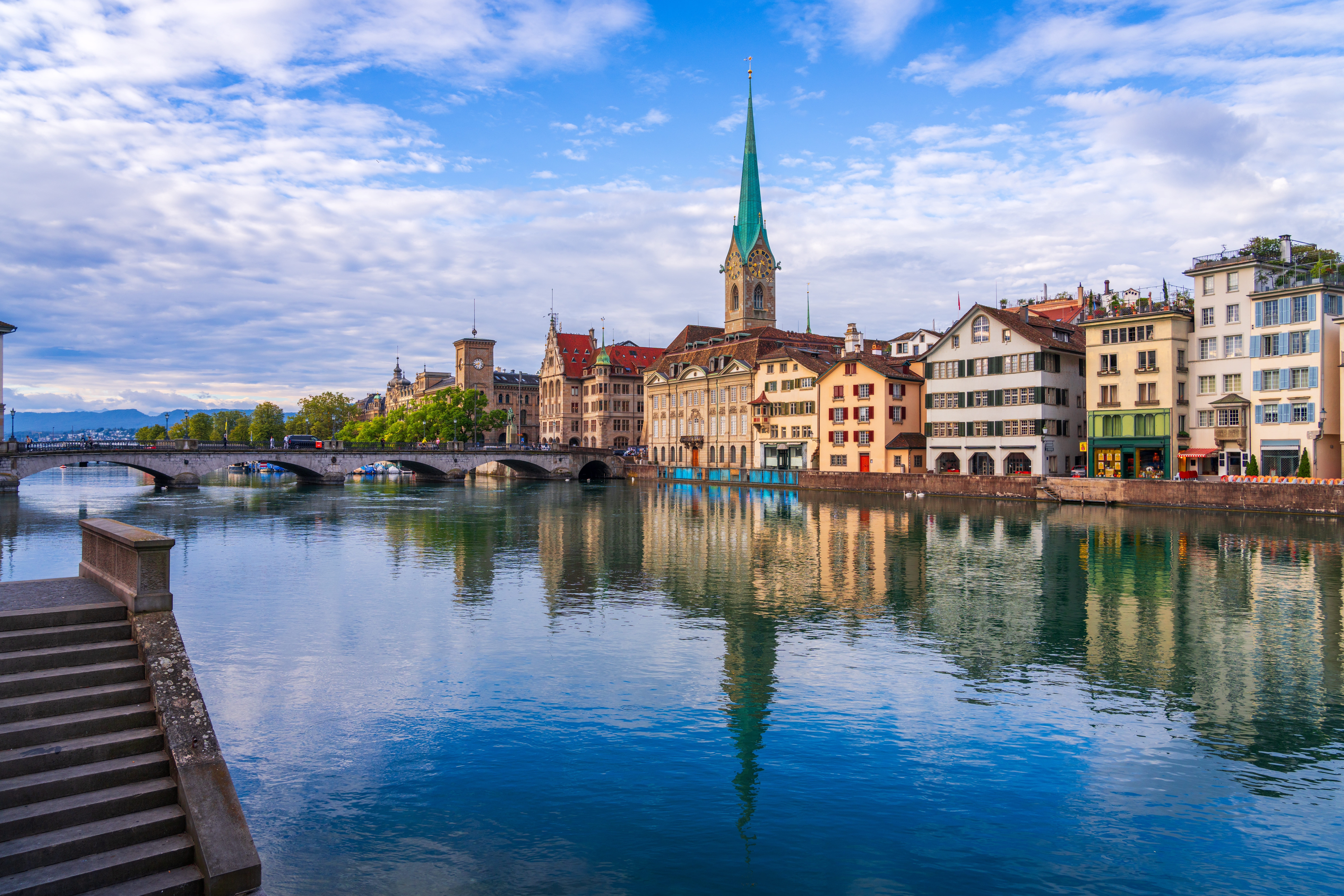 Zurich, Suisse sur la rivière Limmat au petit matin.